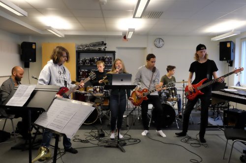 Rocklovets musiker spelar på Dynamo